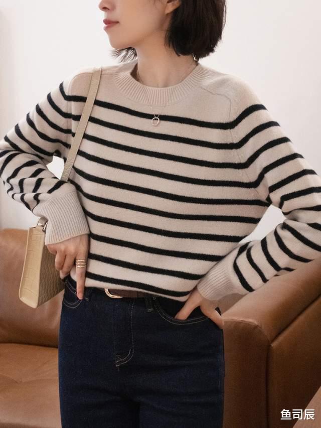 鱼司辰 秋冬季节毛衣是必备单品，搭配半身裙或牛仔裤，能提升气质又时髦