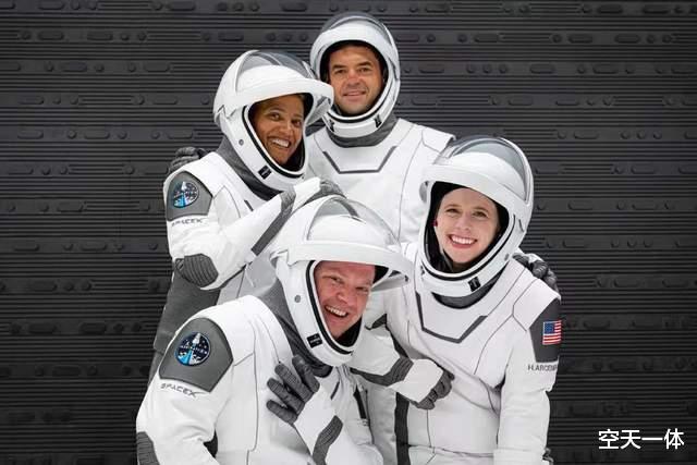 太空 龙飞船游客太空归来，4人都不是专业航天员，出舱为何不用抬起？