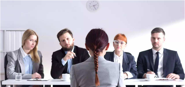 国企|面试官：六杯水，现场却来了七位领导，你该怎么办？小伙机智回答