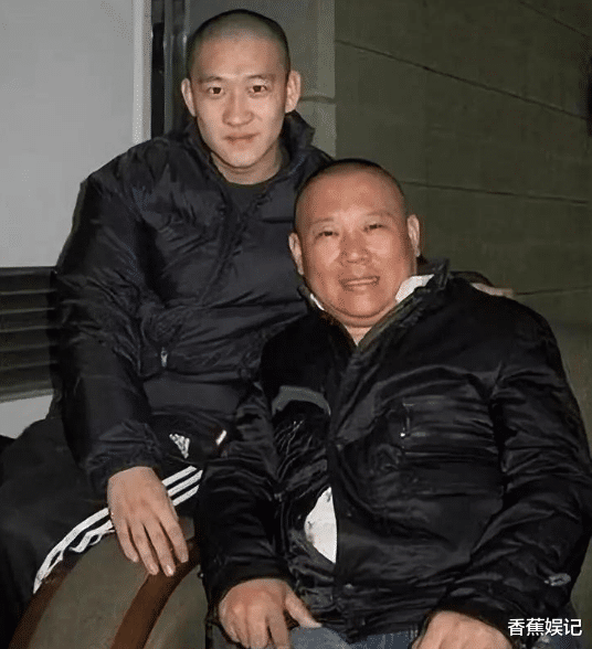 郭德纲|郭德纲昔日珍贵旧照曝光，曹云金乖巧懂事做家务，一家人其乐融融