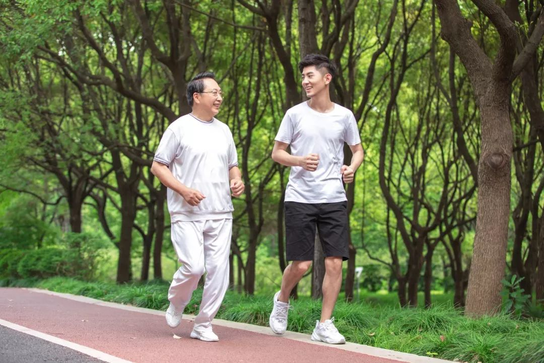 运动|54岁男子查出肺癌，崩溃大哭，医生：其实脸上早有“提醒”，很少人留意