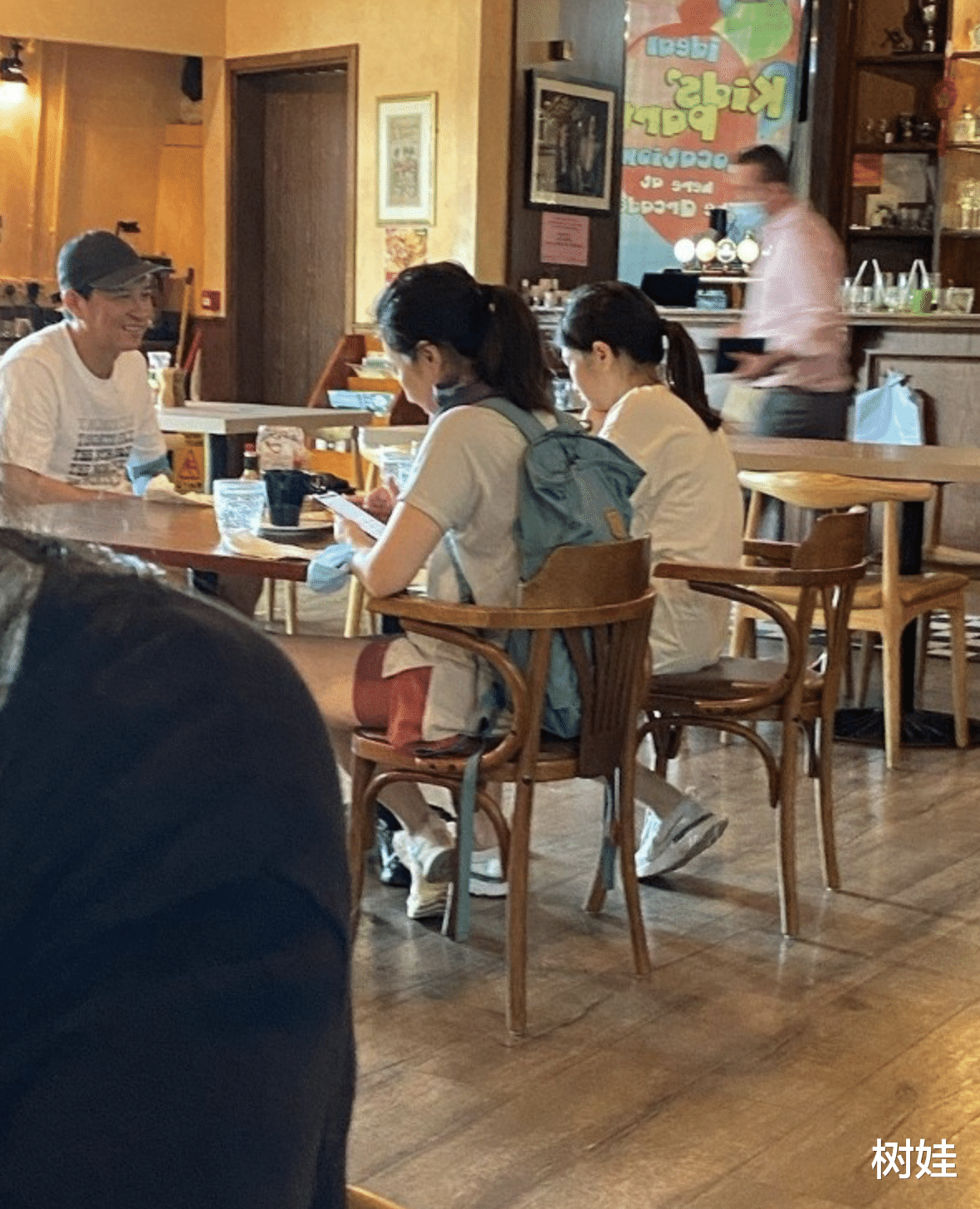 关咏荷|张家辉携妻女外出享家庭乐，15岁女儿身高瞩目，亭亭玉立像关咏荷