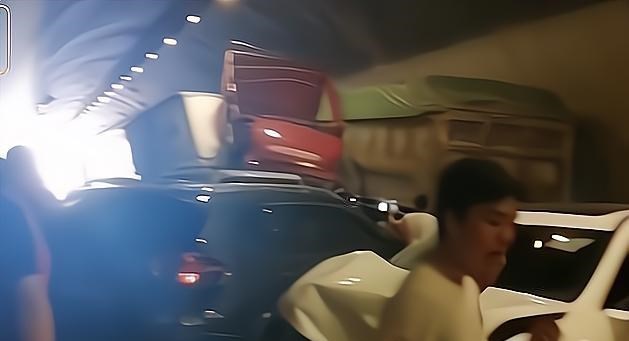 家中大小宝 8车事故4人死亡！事发包茂高速重庆段接龙隧道，越“堵”越重安全