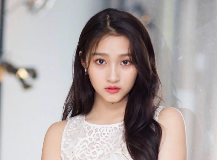 关晓彤|关晓彤变瘦后下巴突兀被骂好丑，网友：胖了壮瘦脸不好看，她好难