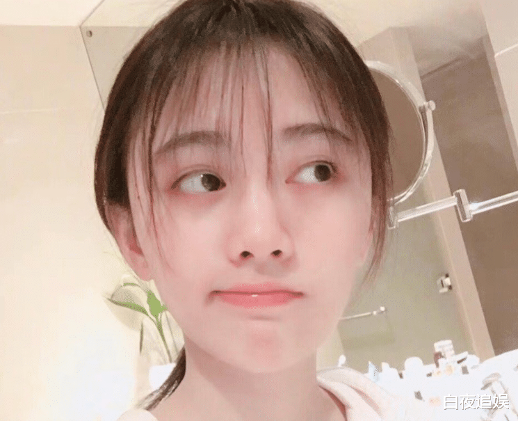 鞠婧祎|27岁鞠婧祎素颜模样火了，晒洗脸照力证美貌，皮肤嫩如婴儿肌
