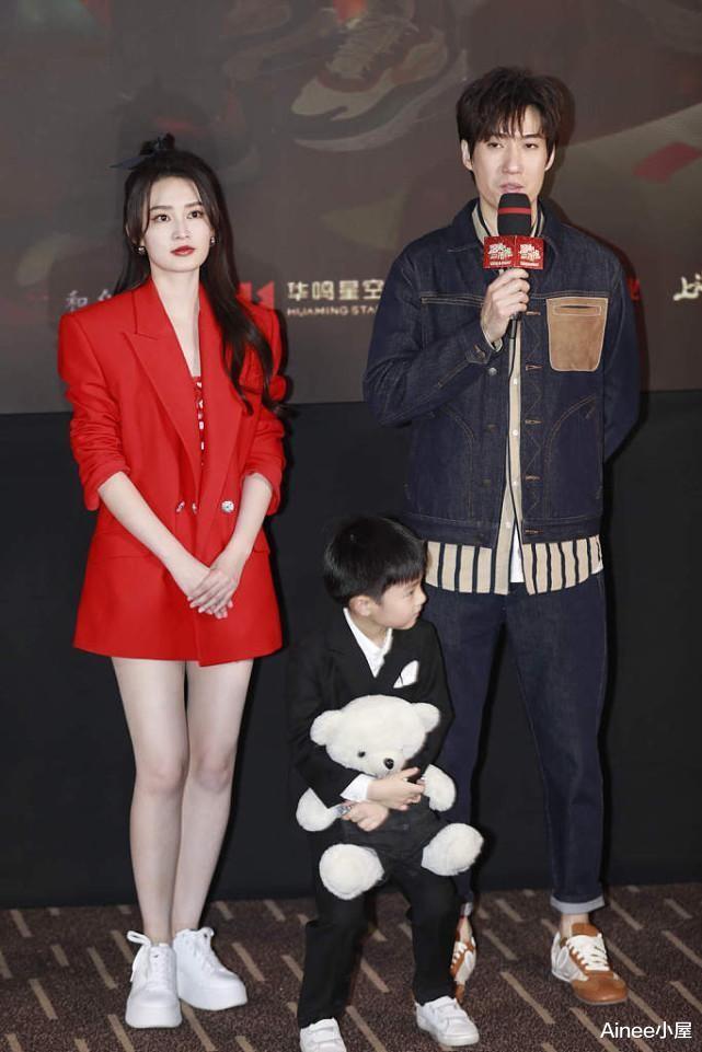 |同样是方脸，李沁看着就很舒服，穿宽肩西装挺有气场，红色显白皮