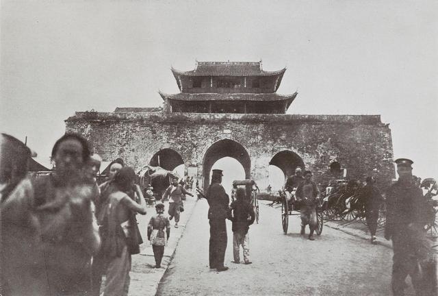 南京|1910年的南京下雪老照片，玄武湖全景，留着长辫的警察，明故宫遗址
