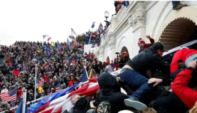 小猫咪的星座故事 美城市数十处同时暴乱，佩洛西否认是美丽风景线，被嘘赤裸裸双标