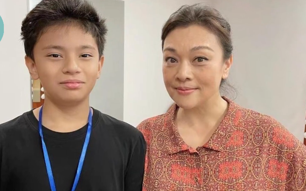 史可|54岁老戏骨史可秀恩爱，被身价数亿老公宠成少女，混血儿子帅气