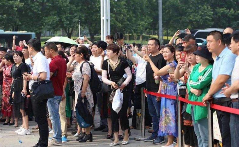 大学|15年前故意交白卷，写8000字抨击高考的蒋多多，如今后悔了吗？