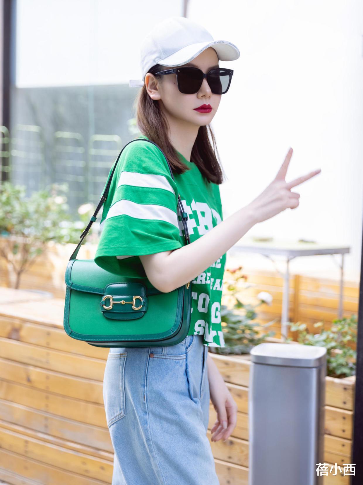 蓓小西|戚薇会穿是数一数二的,简单T恤配牛仔裤,也穿出了三七分比例