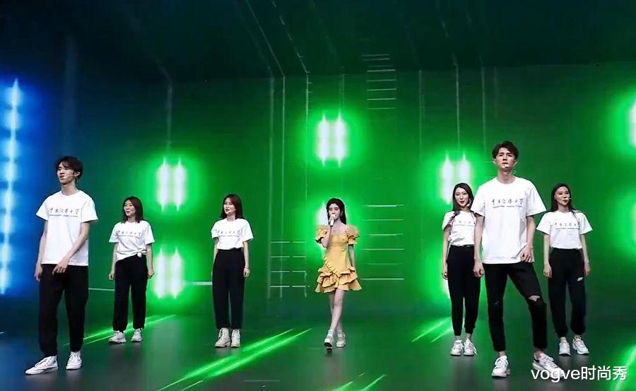 鞠婧祎|27岁鞠婧祎近照：和女大学生同台表演，没有对比就没有伤害