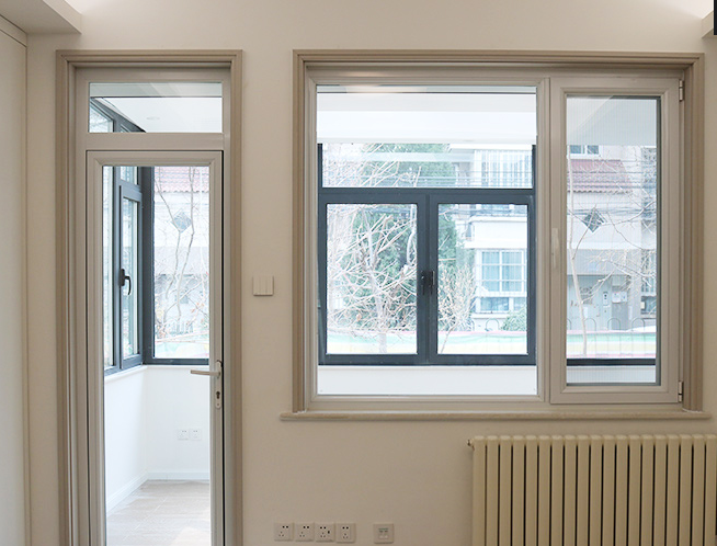 家里别傻傻用塑钢和铝合金封阳台了！现在盛行用这种，牢固更实用