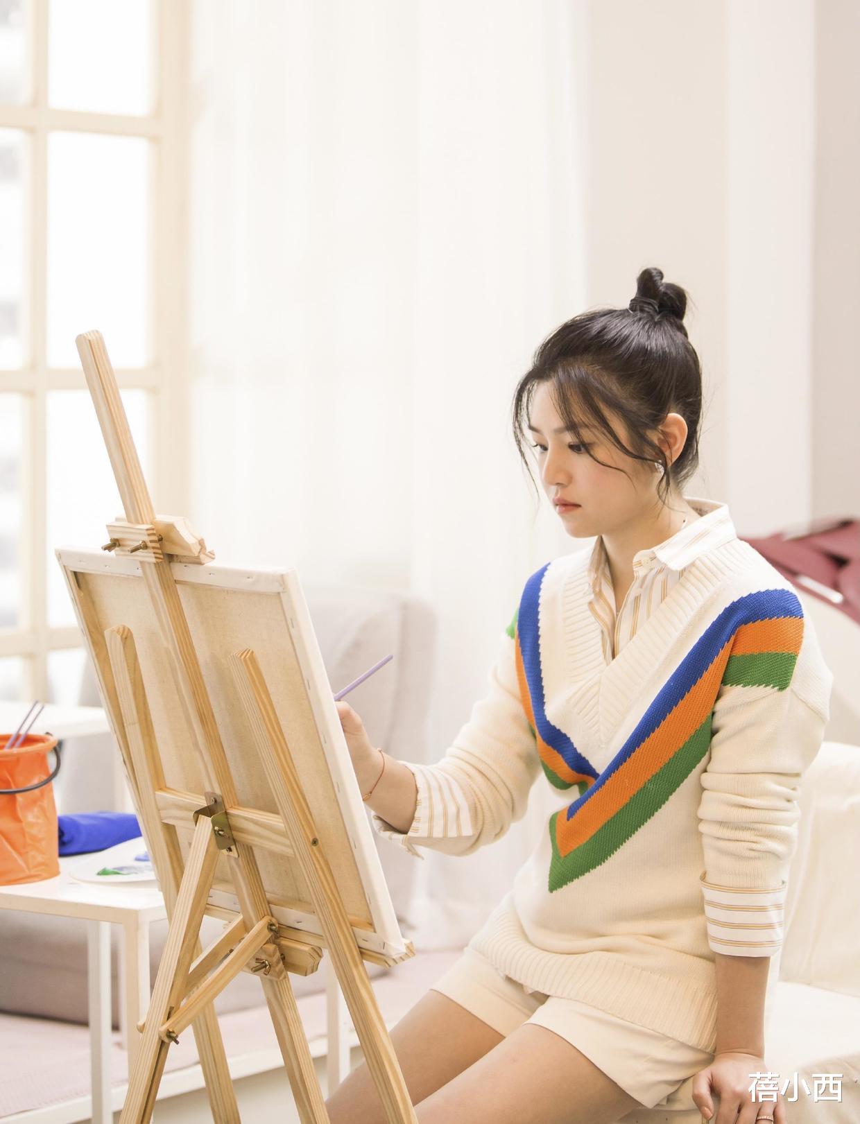 蓓小西|陈妍希明明比陈晓大4岁，却被宠成小女孩，尤物身材穿抹胸裙真美