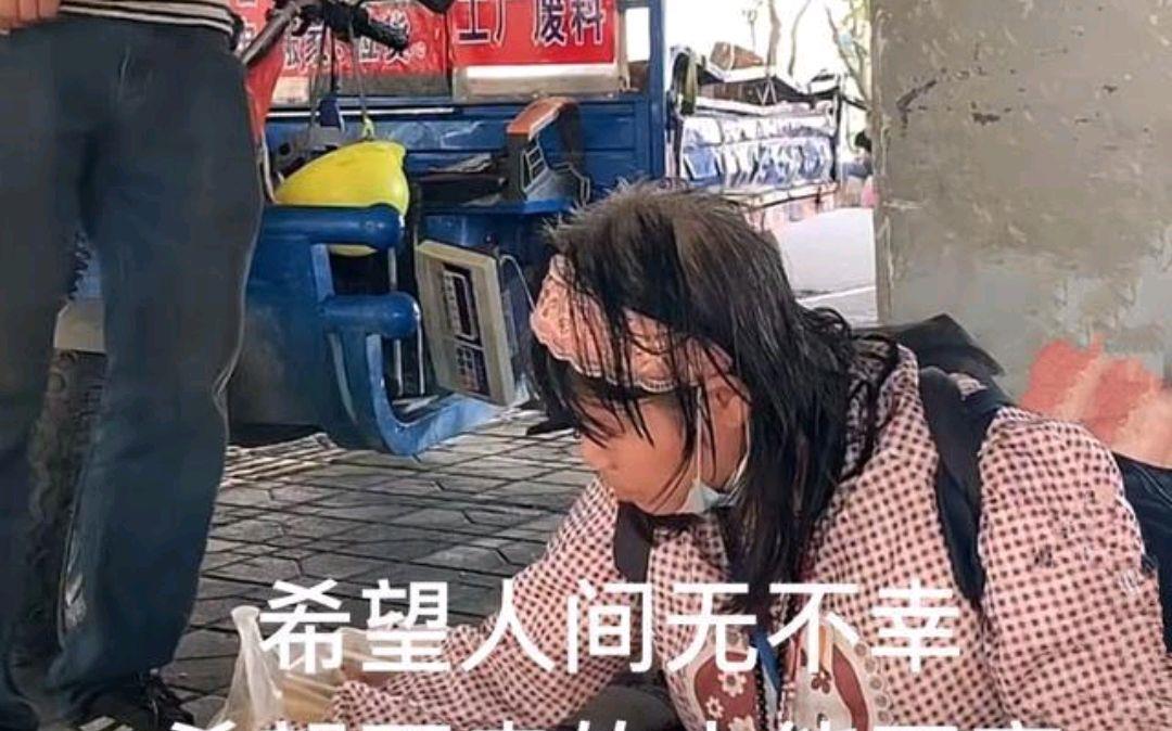 张俊的精彩 广东流浪女曾被老头带回出租屋，好心人想帮忙，女子：不想回家