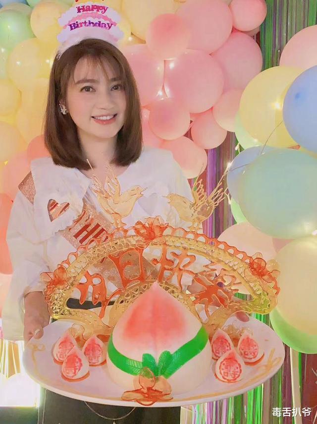 洪欣|洪欣一家三口久违同框，张丹峰牵着女儿揽着妻子，画面太温馨！