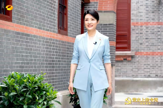时尚风行派|周涛讲述党史太感人！穿蓝西装清爽又霸气，端庄气场美过顶级名媛