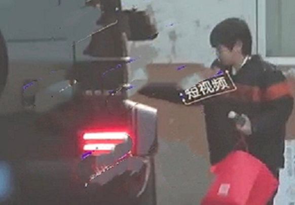 马蓉|王宝强10岁女儿长大啦！和马蓉同框双腿又细又长，长相却更像爸爸