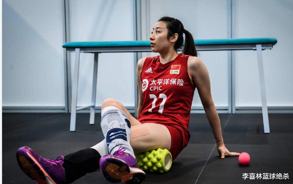 姚迪|女排更衣室合影出炉!张常宁秀起来姚迪C位抢镜,1米98新星最乖巧