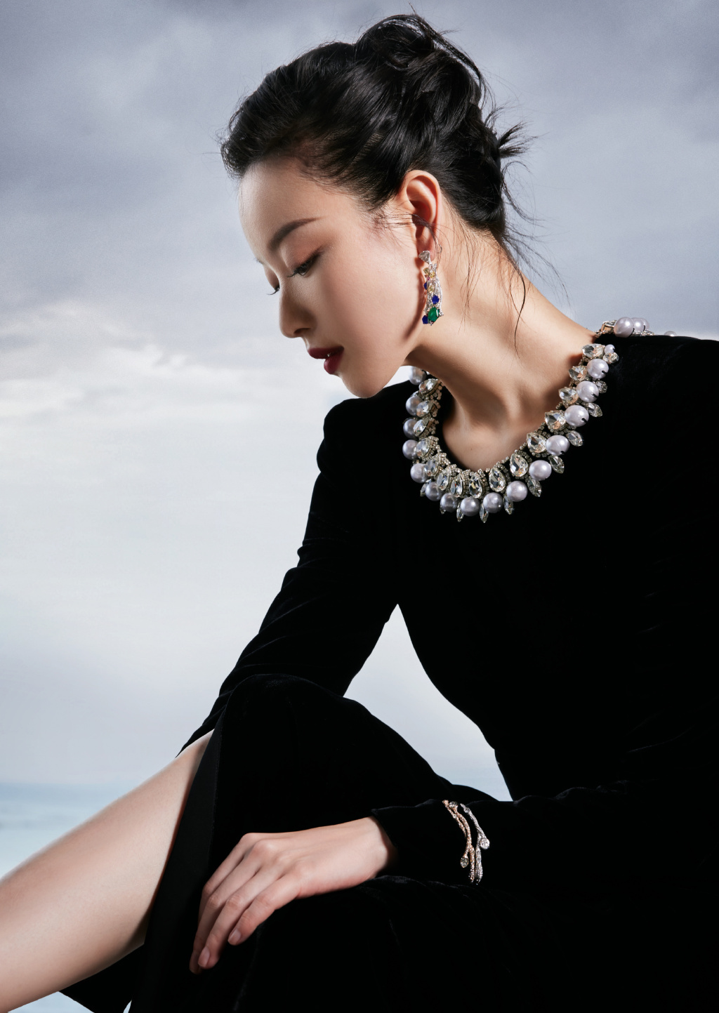 倪妮|倪妮穿水晶装饰丝绒长裙 侧颜精致优雅迷人