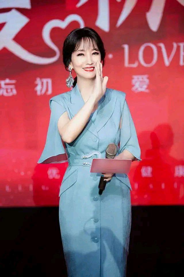 赵雅芝|被赵雅芝的空气八字刘海惊艳到了，时尚感不输年轻人，太显年轻了