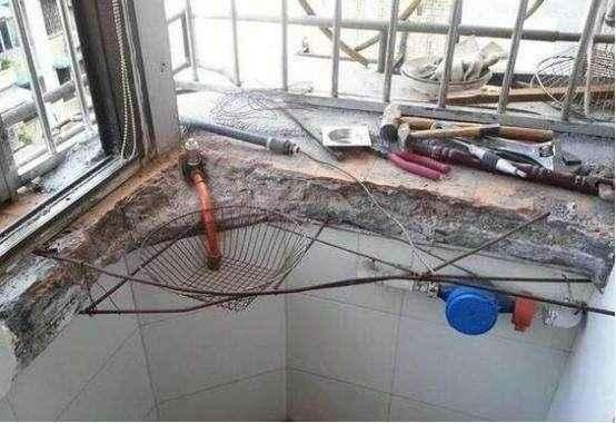 |老公花500元把洗手台改装成“茅坑”样式，没想到邻居都上门来学