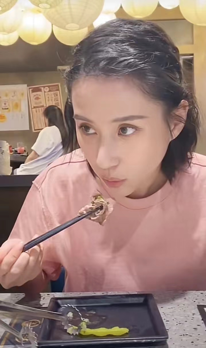 何超莲|窦骁何超莲甜蜜同框，男方裤子过紧发福明显，女方穿短裙大秀美腿