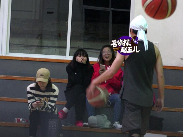 张哲瀚|恋情曝光？张哲瀚搂抱网红美女被摸大腿，此前曾戴情侣帽同行，女方颜值高