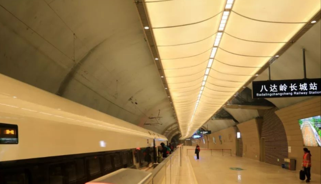 育儿心课堂|全国“最深”的高铁站，创下4个“全国之最”，最深可达地下102米