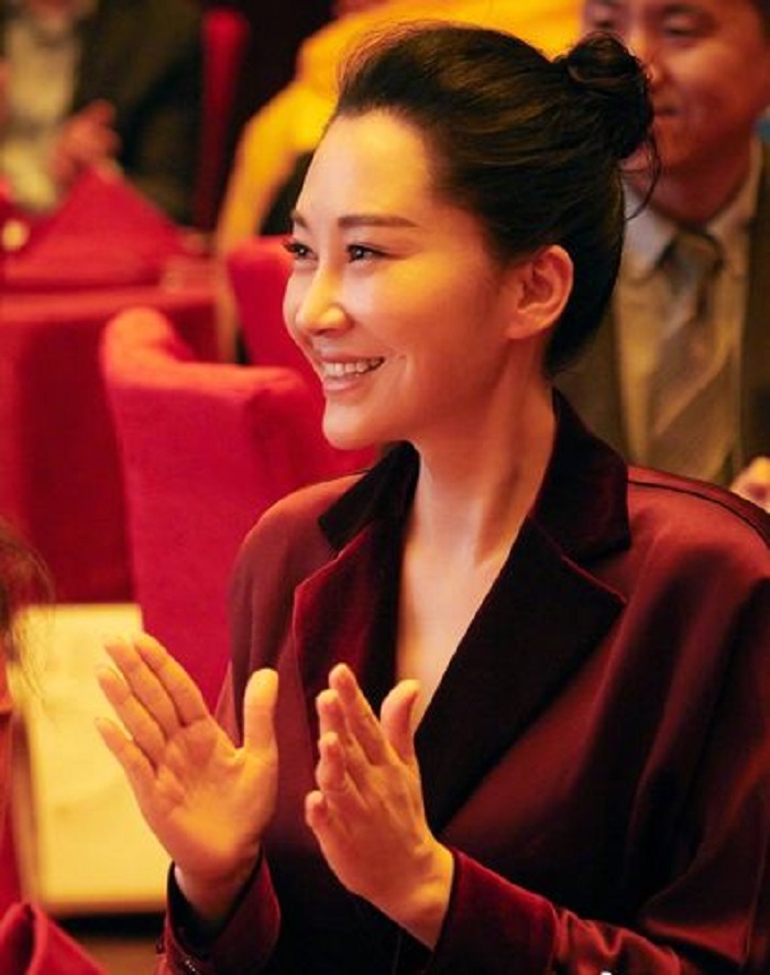 许晴|相拥肖战：52岁许晴与顶流后生同台，女神未嫁更未老