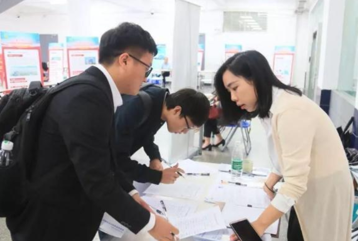 考研|企业招聘新标准，三无家庭本科生找工作受限，这可比学历低更难受