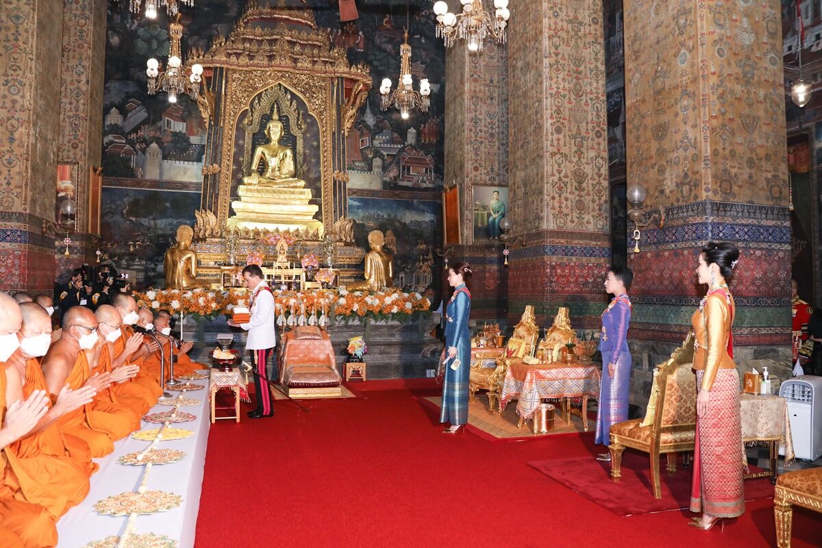 全球时尚风行 苏提达这身蓝裙新造型美了！配蓝色扇子好妩媚，贵妃穿金色抢风头