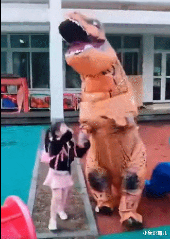 小象说育儿|爸爸扮“霸王龙”接女儿放学，幼儿园都沸腾了，谁说父爱一定无言