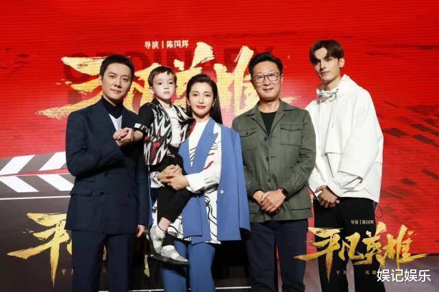 贝克汉姆|冯绍峰带儿子外出，跟赵丽颖离婚后过得很洒脱，2岁想想很懂事