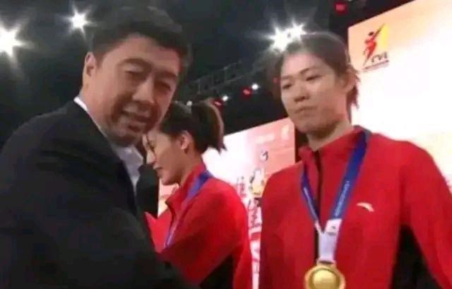 于时为伴 女排赛场上的冷与暖