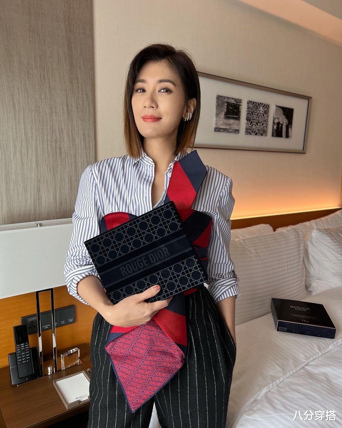 八分穿搭 贾静雯自带高级滤镜,穿蓝色一字肩长裙出席活动,肤白貌美太惹眼