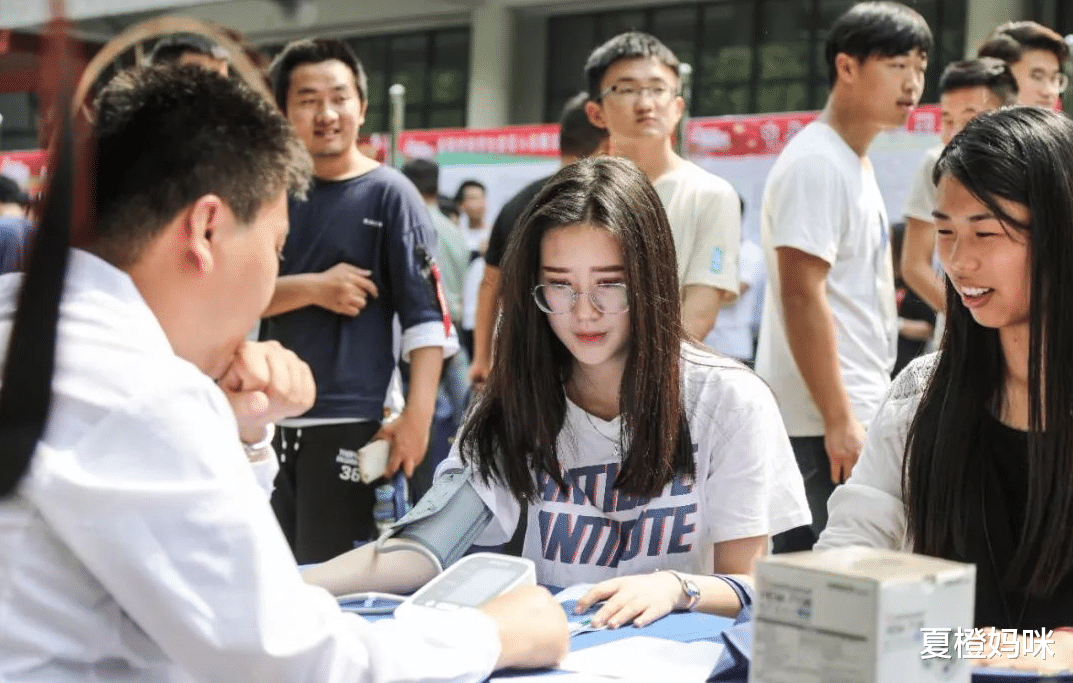 夏橙妈咪|华为公司和公务员，年薪相差47万，985毕业的博士生会怎么选？