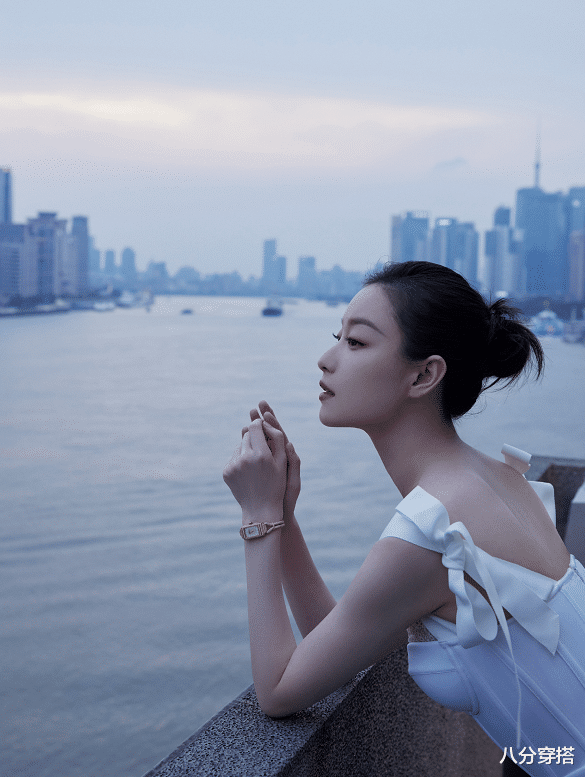 八分穿搭|倪妮的气质感真不是吹的，一袭白色吊带连衣裙优雅温柔，美得惊艳