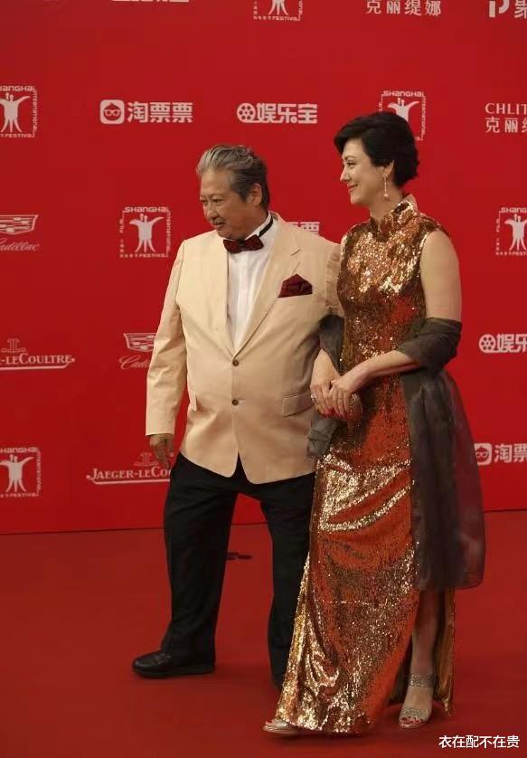 衣在配不在贵 洪金宝携小13岁妻子亮相，高丽虹穿长裙显贵气，56岁仍有超模身材