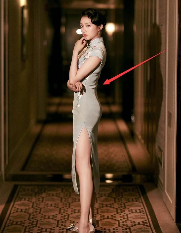 关晓彤|关晓彤故意穿小一码旗袍，看清生图下的线条，机器都打印不出来！
