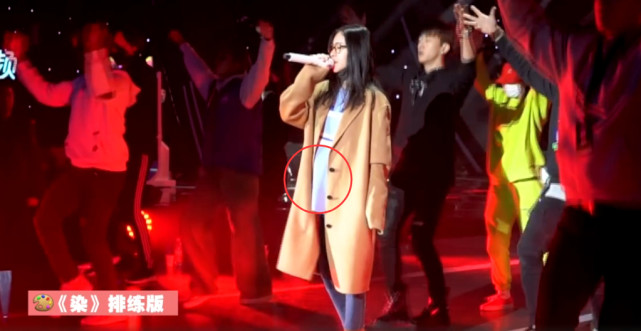 张碧晨|张碧晨大肚照首曝光，衣着宽松腹部隆起明显，为保护宝宝穿平底鞋