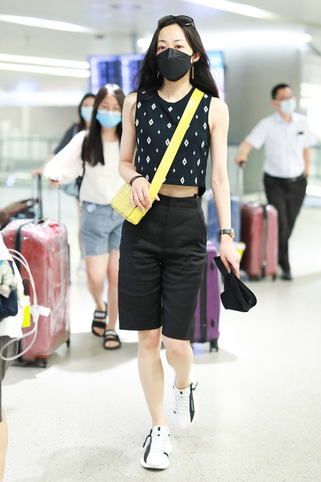 大表姐的时尚圈|韩雪的造型真显气场，“露腰式”搭配活力潮流，38岁这样穿够大胆