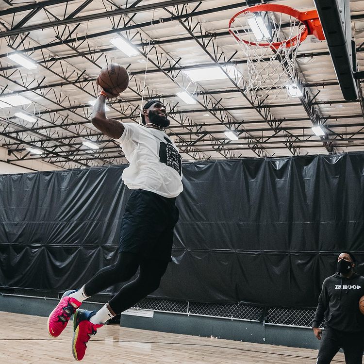 勒布朗·詹姆斯|詹姆斯晒全家锻炼视频，眼尖球迷发现一细节，老二比老大还大一圈