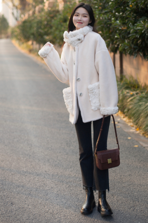 何有强 最近火了一件外套叫:羊羔毛外套,时髦显瘦,搭配半身裙更有魅力
