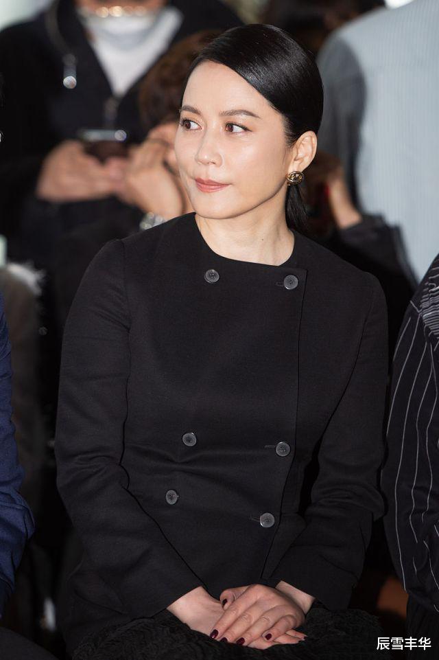 发型|俞飞鸿穿一身黑色“裙装”现身，气质优雅又高级，唯独发型太显老