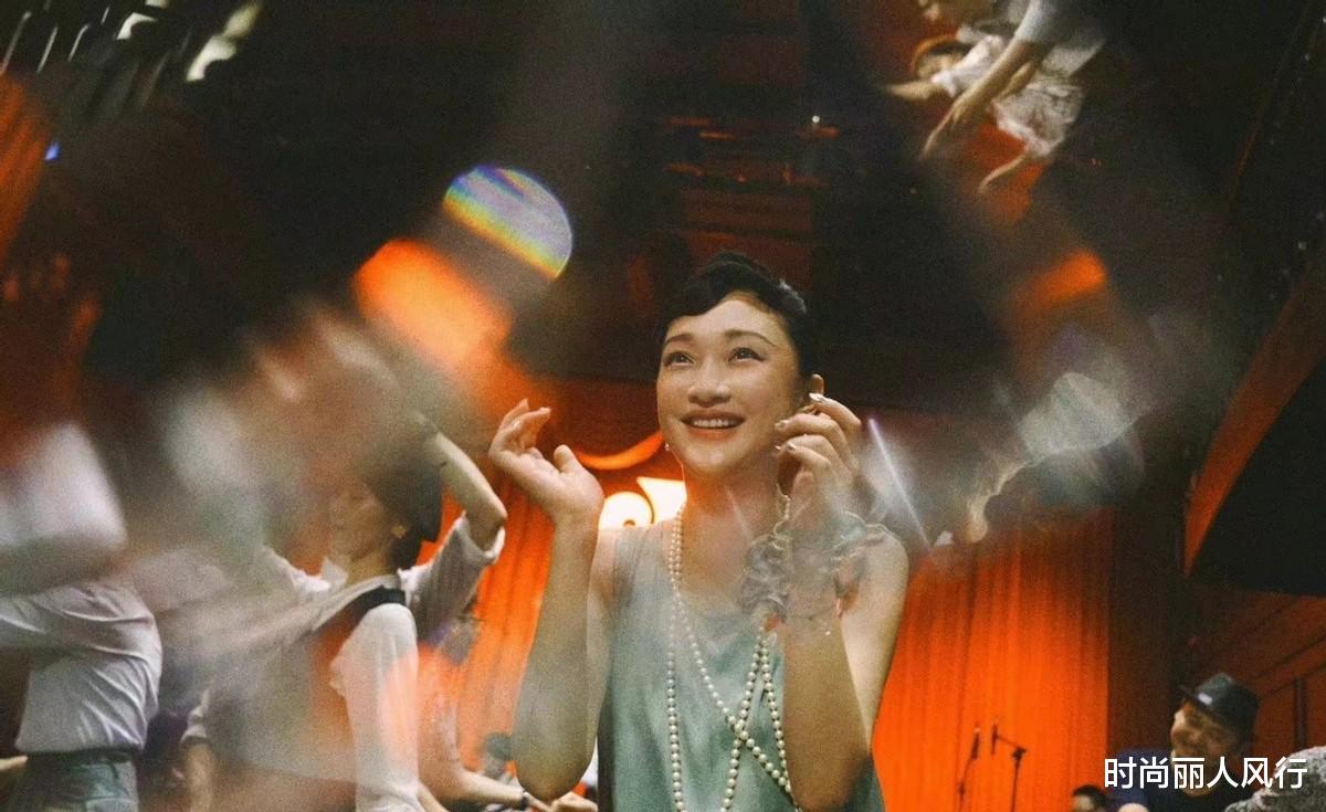 复古风|周迅又一次惊艳到大家！穿美式复古风跳舞风情万种，电影脸太绝了