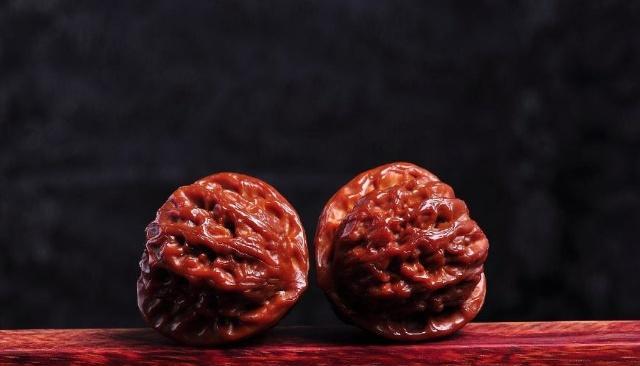 文玩核桃|文玩核桃怎么盘玩？戒急戒躁才能完美包浆！