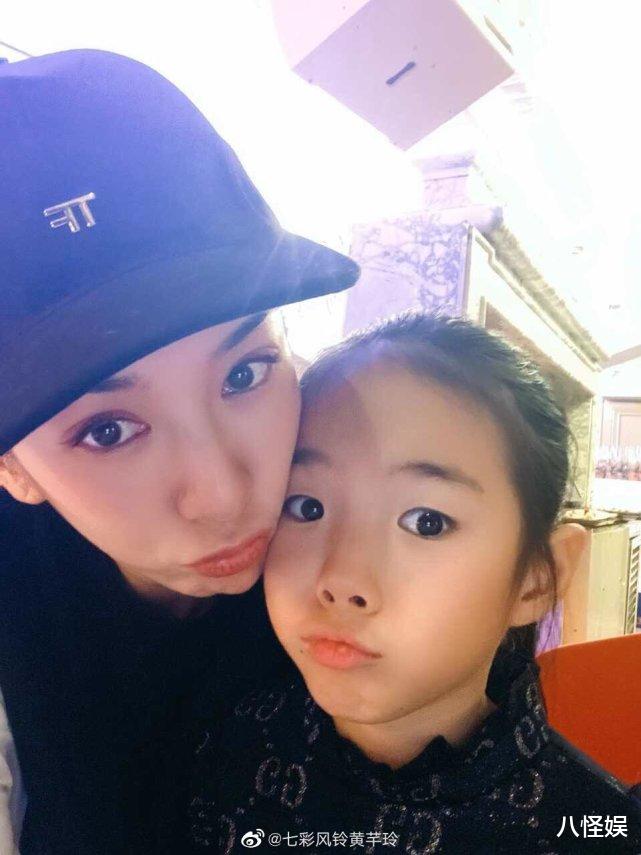 黄芊玲|黄奕与女儿模仿表情包拍照，8岁黄芊玲五官长开，越长越像妈妈