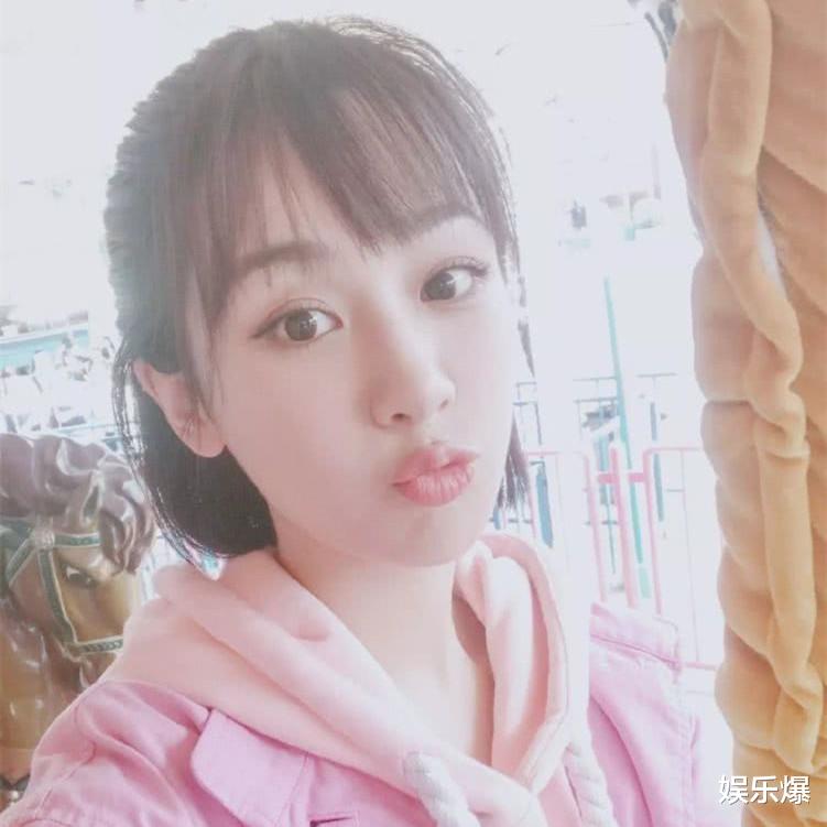 曹颖|杨紫罕见分享自拍，长发出镜引热议，却意外被手链抢镜