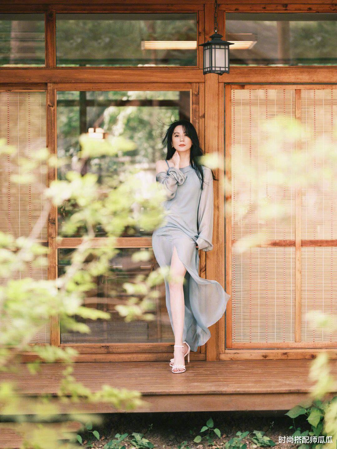 时尚搭配师瓜瓜|?岁月不败美人，50岁俞飞鸿穿薄纱开叉裙拍大片，气质冷艳又高级